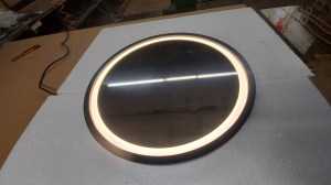 Круглое зеркало в черной раме с подсветкой
